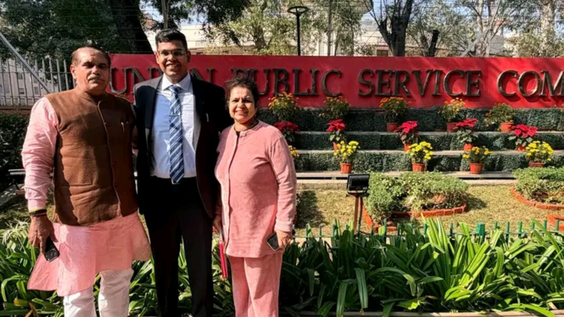 एकांश ने हासिल की UPSC में तीसरी रैंक पिता जी है बीजेपी के कट्टर नेता। हरियाणा के CM ने दी फोन पर बधाई।